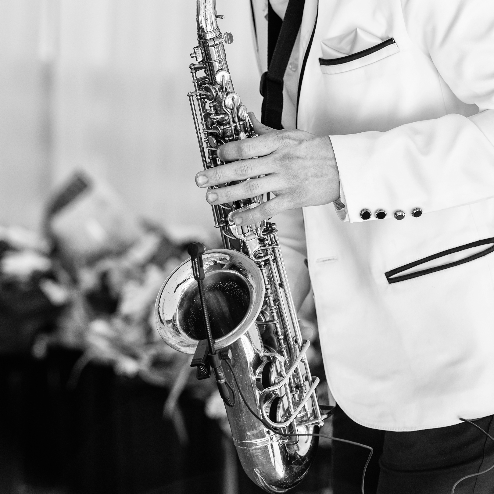 Saxofonist spelar live som stämningsfull mingelmusik till bröllop