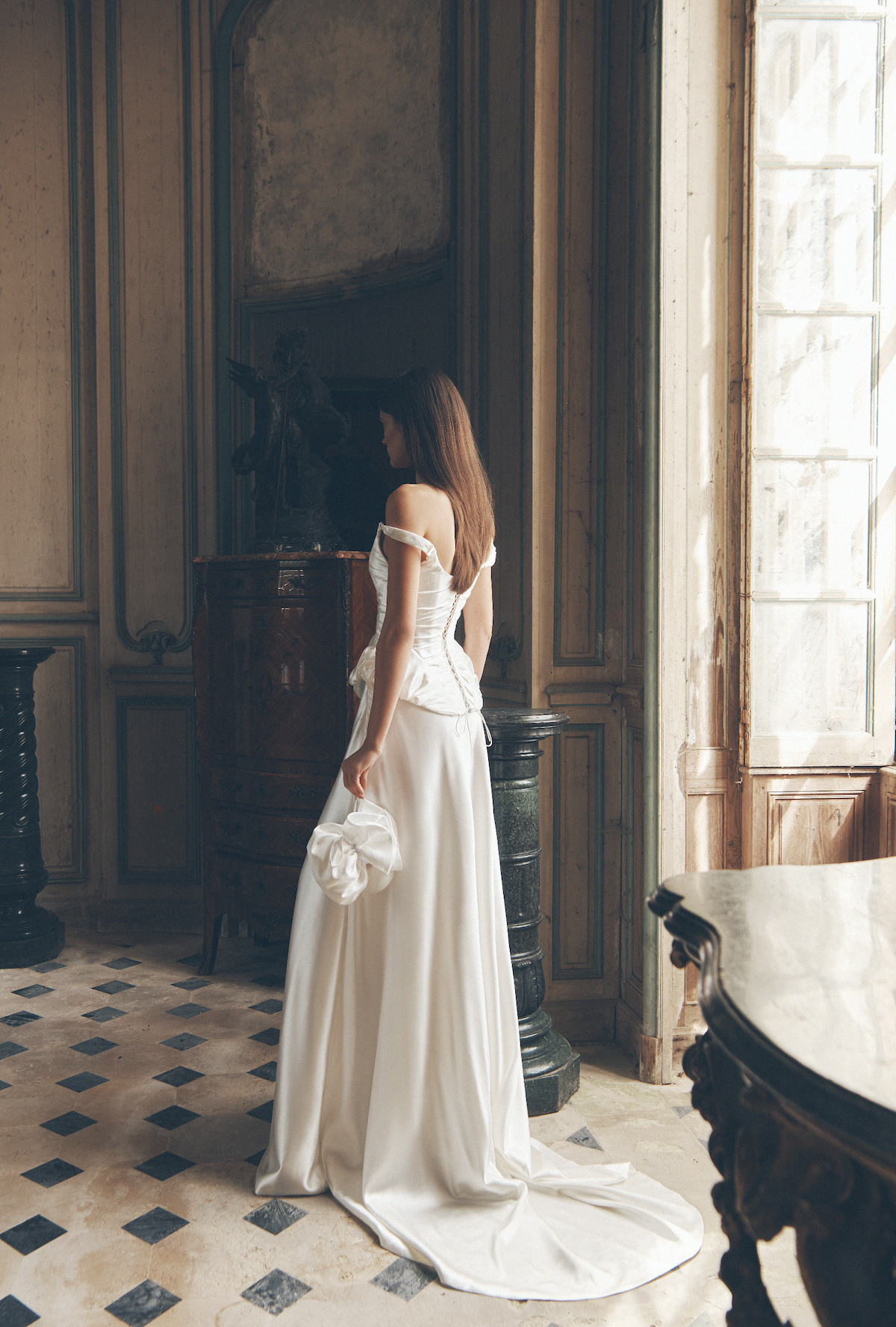 En vakker brud i brudekjole som tar del av våre beste bryllupsplanleggingstips før sin store dag.