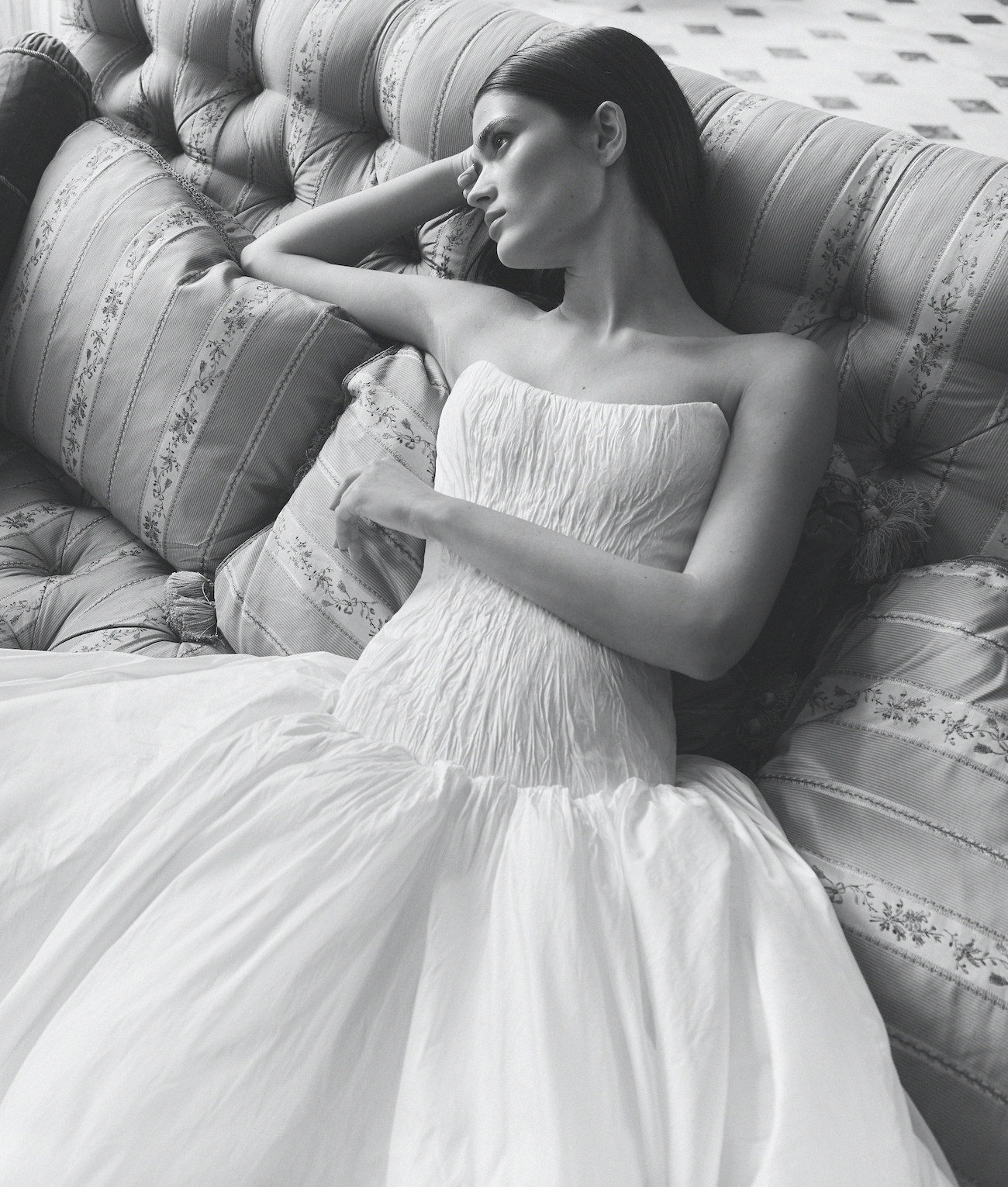 En kommende brud som forbereder seg med smarte bryllupsplanleggingstips for en stressfri morgen.