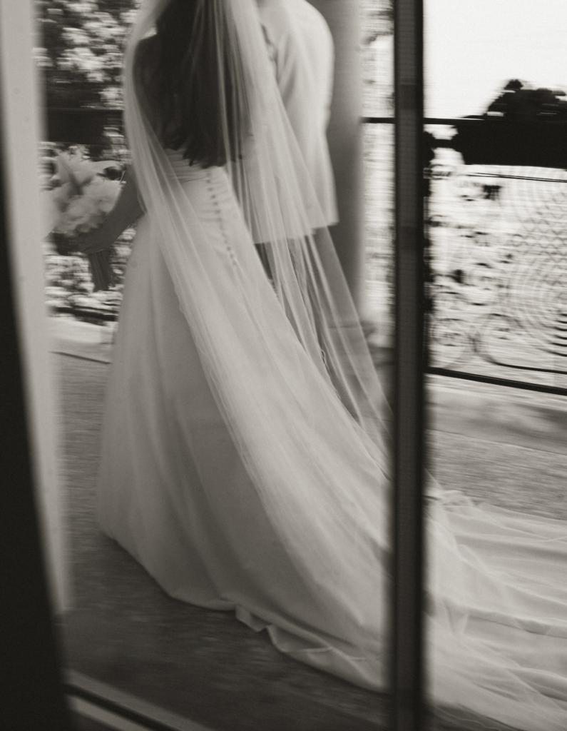 Brudekjole og inspirasjon ifølge Modern Wedding Rules 2026. Brud som går i en moderne, personlig kjole før sin vielse.