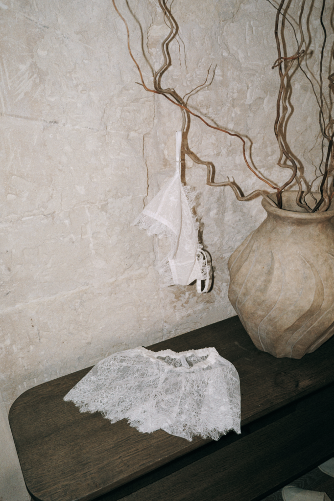 Detaljrik bridal lingerie i hvit blonde, eksklusive undertøy bryllup for den moderne bruden.