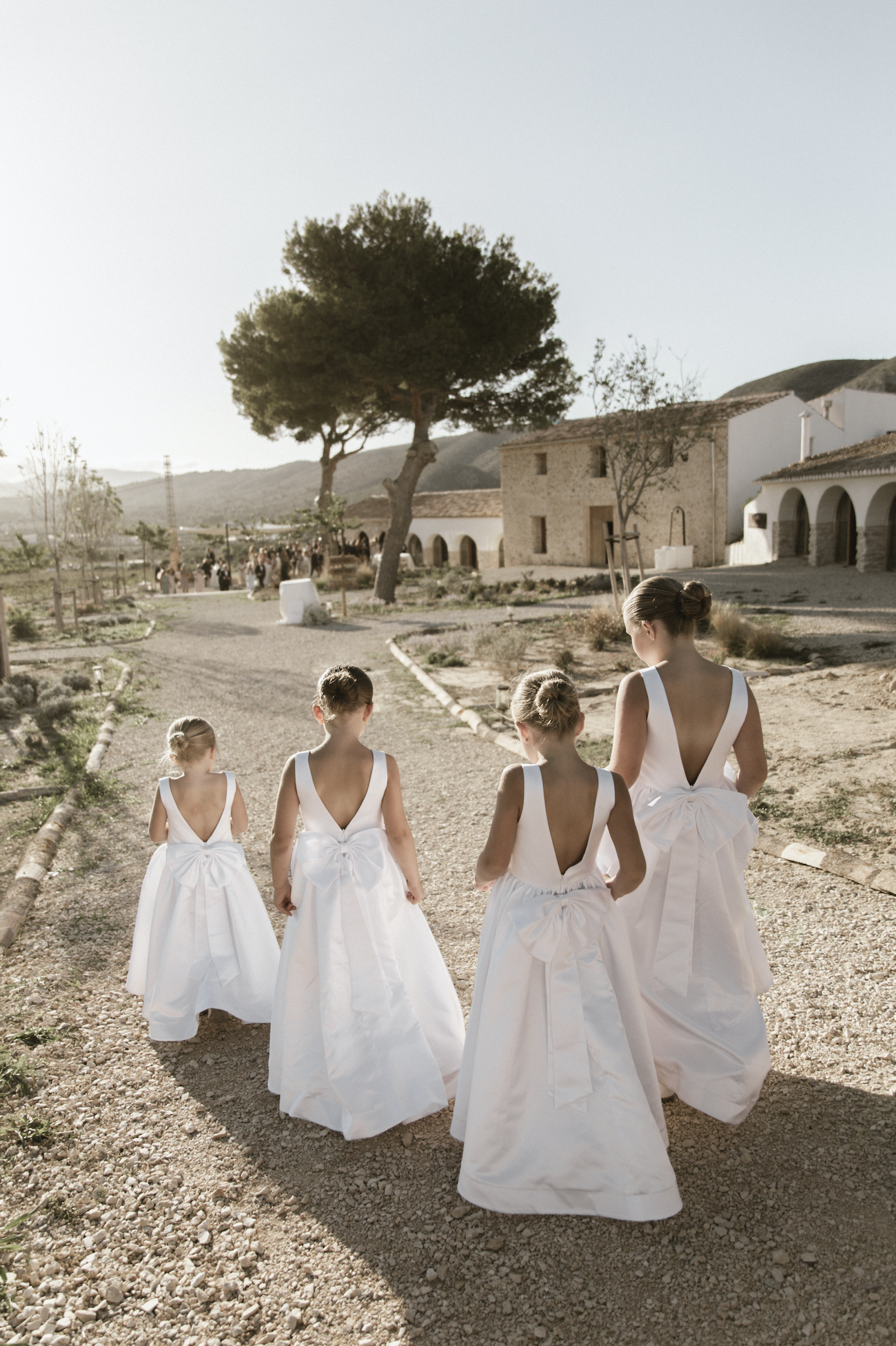 Glade barn i bryllup som kaster roseblader etter seremonien.