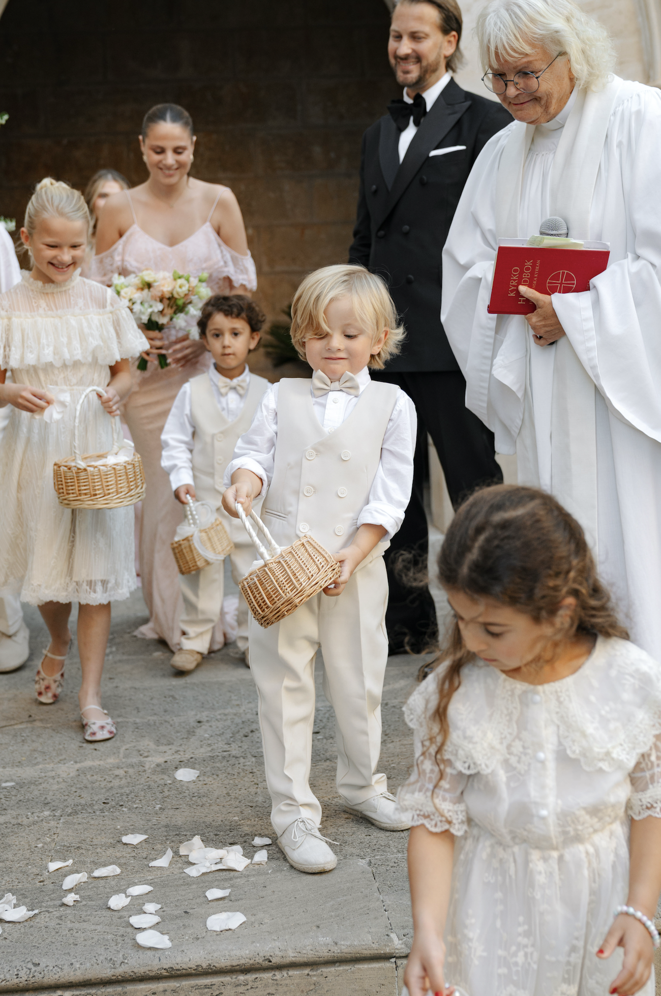 Søte gutter i matchende dresser og sløyfer, perfekte barn i bryllup.
