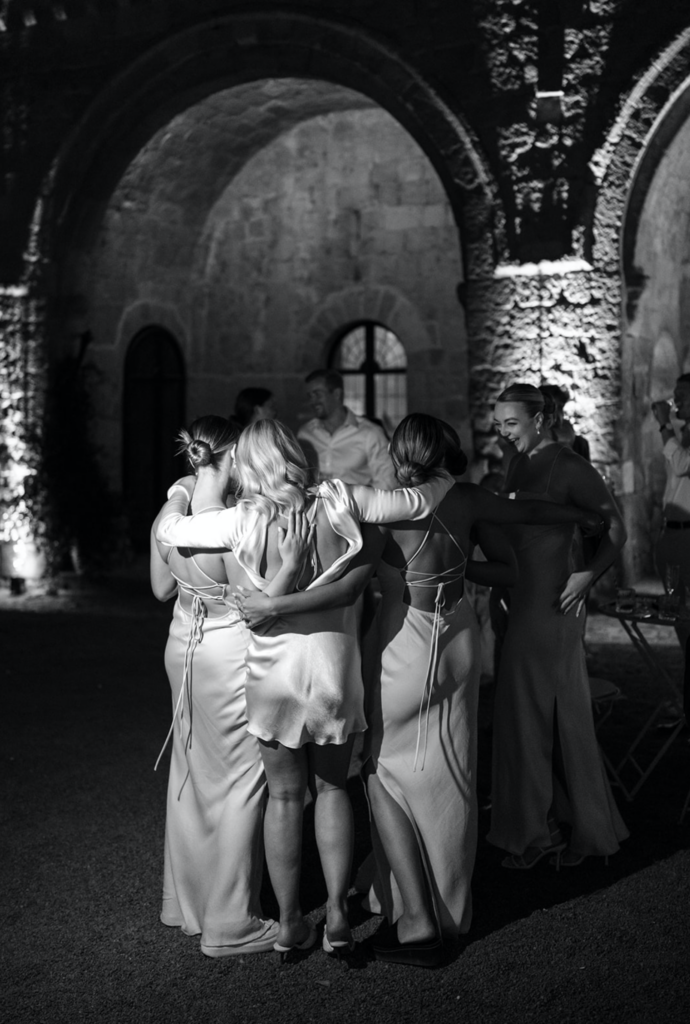 Venner som feirer en morsom aktivitet utendørs på utdrikningslag