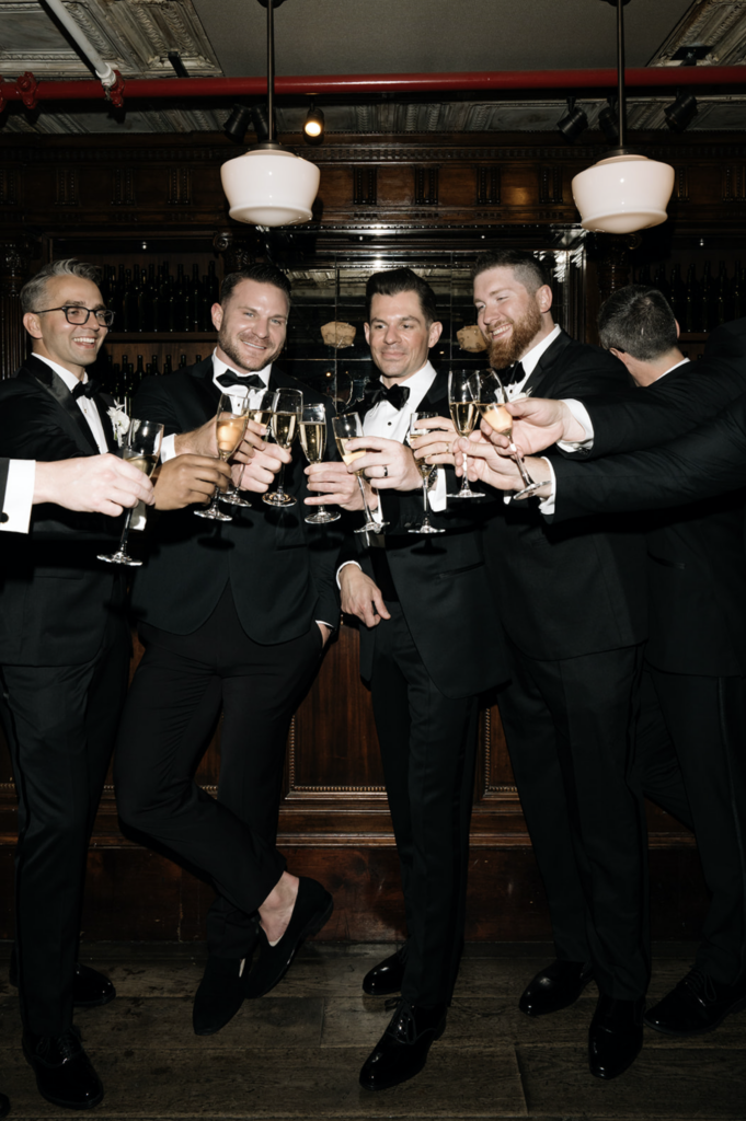 Gjeng som kjører gokart eller en fartsfylt aktivitet på utdrikningslag